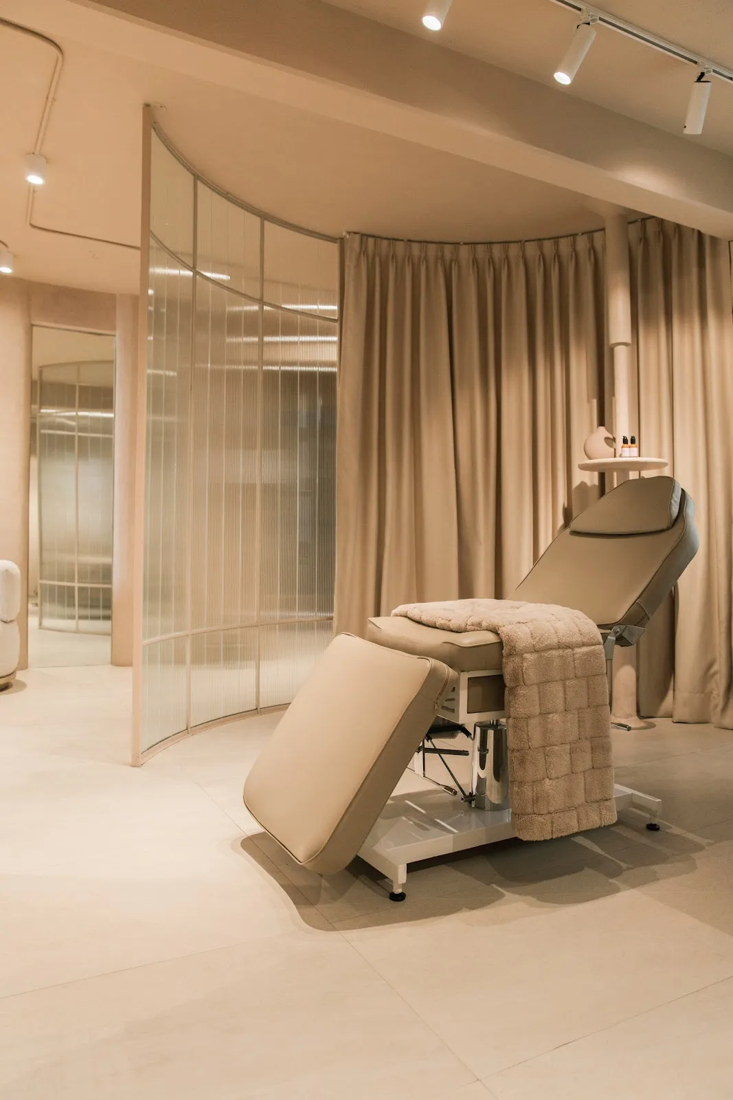 Youth for us Roma [Face] + Hydrafacial + IV Therapy